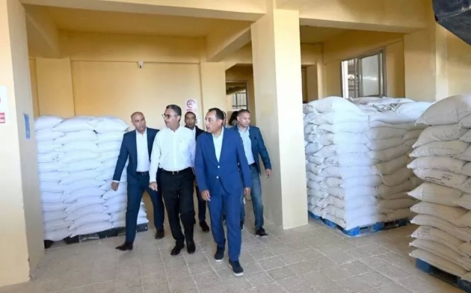 مدبولي يتفقد أحد مطاحن الدقيق بمطروح