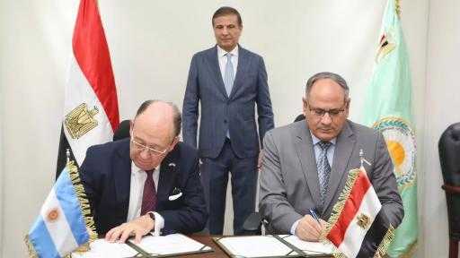 مصر والأرجنتين توقعان مذكرة تفاهم للاستفادة من التكنولوجيا الحديثة في دعم قطاع... مصر والأرجنتين توقعان مذكرة تفاهم للاستفادة من التكنولوجيا الحديثة في دعم قطاع الزراعة والأمن الغذائي