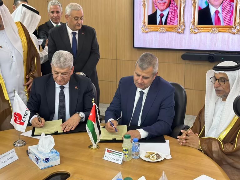 توقيع العقد
