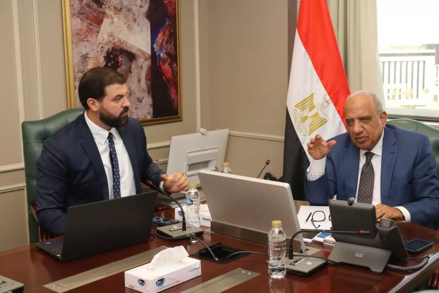 وزير الكهرباء خلال اللقاء