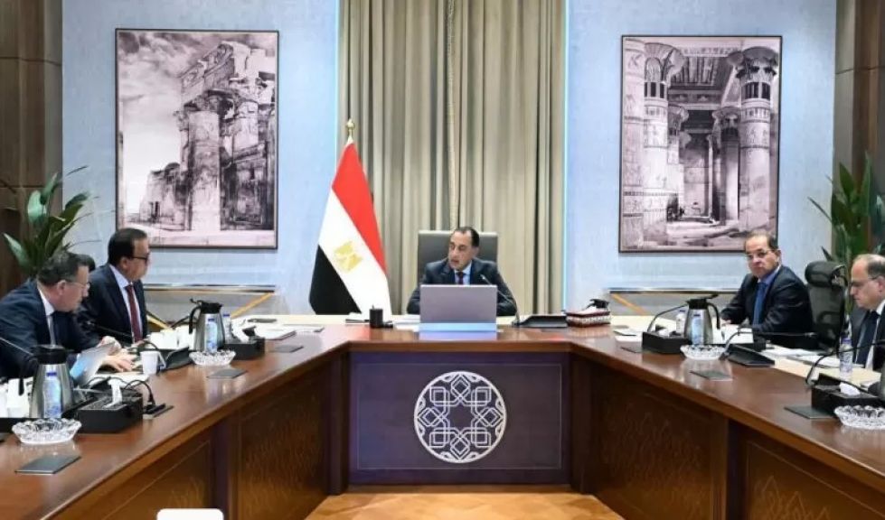 رئيس الوزراء خلال الاجتماع