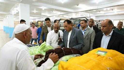 يُصدر 25% من إنتاجه.. رئيس الوزراء يتفقد مصنعًا لتصنيع الشباك وأدوات الصيد ببلطيم
