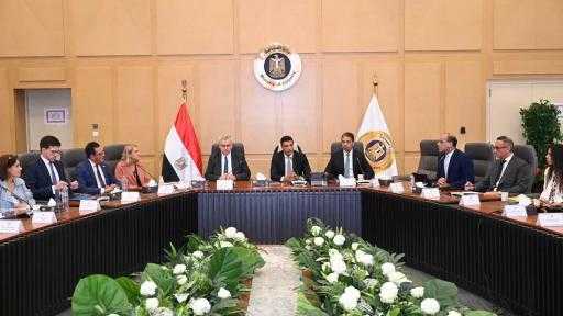 وزير الصناعة يعقد مائدة مستديرة مع الشركات الألمانية في لبحث خططها التوسعية وزير الصناعة يعقد مائدة مستديرة مع الشركات الألمانية في لبحث خططها التوسعية