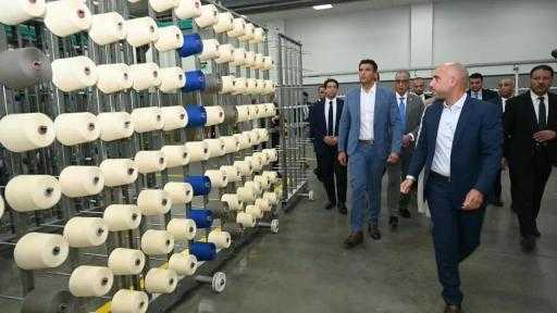 وزير الصناعة يتفقد مصنعين للغزل والنسيج والتريكو والصباغة باستثمارات 900 مليون جنيه وزير الصناعة يتفقد مصنعين للغزل والنسيج والتريكو والصباغة باستثمارات 900 مليون جنيه