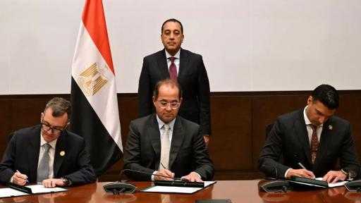 توقيع تسوية المديونية التاريخية لبنك الاستثمار القومي لدى ”المشروعات الصناعية والتعدينية” بأكثر... توقيع تسوية المديونية التاريخية لبنك الاستثمار القومي لدى ”المشروعات الصناعية والتعدينية” بأكثر من 102 مليار جنيه