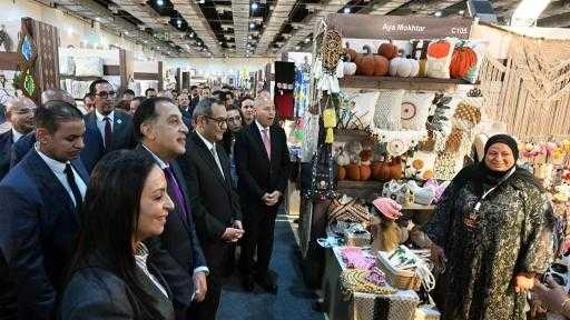 رئيس الوزراء يتفقد أجنحة الوزارات والجهات الوطنية المشاركة بمعرض ”تراثنا”