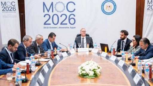 وزير البترول يعقد مائدة مستديرة لبحث تسريع ضخ الاستثمارات وتعزيز التعاون الإقليمي