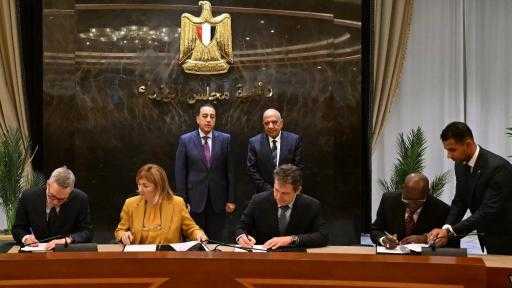 توقيع اتفاقية لتمويل مشروع ”دندرة” للطاقة الشمسية بقنا باستثمارات 650 مليون دولار توقيع اتفاقية لتمويل مشروع ”دندرة” للطاقة الشمسية بقنا باستثمارات 650 مليون دولار
